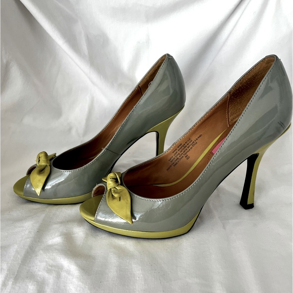 Perfect peep toe Mizrahi heels